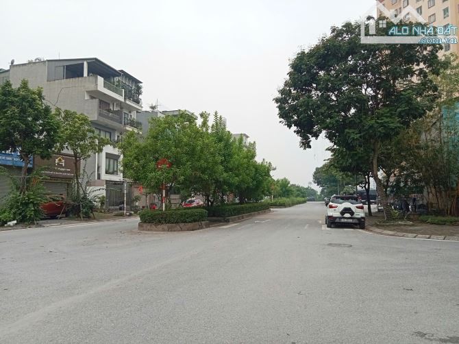 Bán Đất P/lô ĐG TT Giang Biên, vỉa hè ô tô tránh, kinh doanh, 100m, MT 5m, nhỉnh 23 tỷ