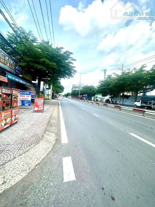 Cần chuyển nhượng lại NHÀ CĂN GÓC 2 MẶT TIỀN PHẠM HÙNG, PHƯỜNG LONG CHÂU, PHƯỜNG 9(CŨ) TỈN