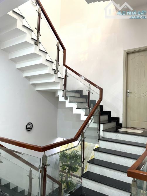 SIÊU PHẨM NHÀ 3 TẦNG MÊ LỆCH – NỘI THẤT SANG – GẦN LÔ GÓC – MẶT TIỀN 10.5M TRUNG TÂM