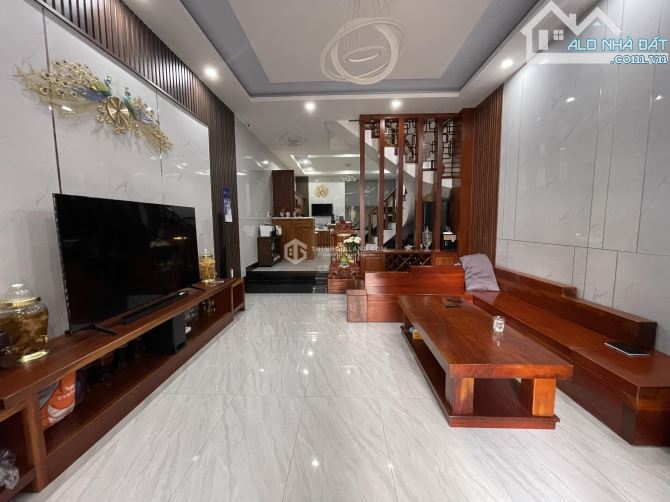 NHÀ ĐẸP HẺM Ô TÔ TRƯƠNG CÔNG ĐỊNH, GẦN TRƯỜNG SONG NGỮ – CHIỀU NGANG 5.1M