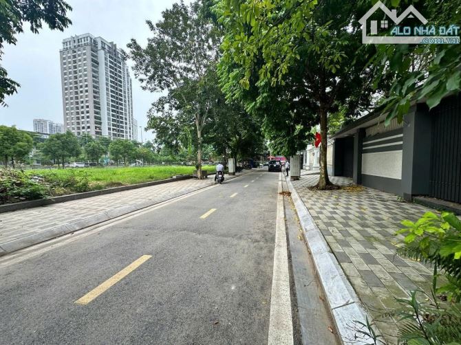 BIỆT THỰ VƯỜN ĐÀO HỒ TÂY, 252M, 6T, MT14M, GIÁ 150 TỶ