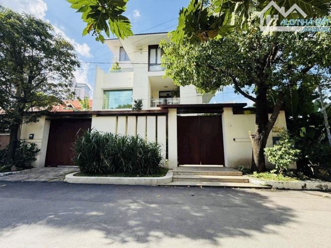 Bán Biệt thự Thảo Điền quận 2 350m2 hầm 2 tầng 89 tỷ khu compound VIP nhà đẹp sang trọng