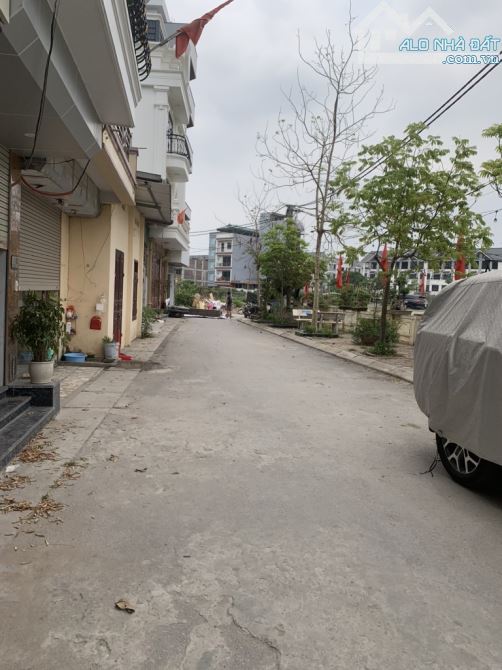 BÁN NHÀ DÂN XÂY MỚI TINH 6 TẦNG THANG MÁY , CÁCH GA NHỔN 500m , oto qua nhà view hồ