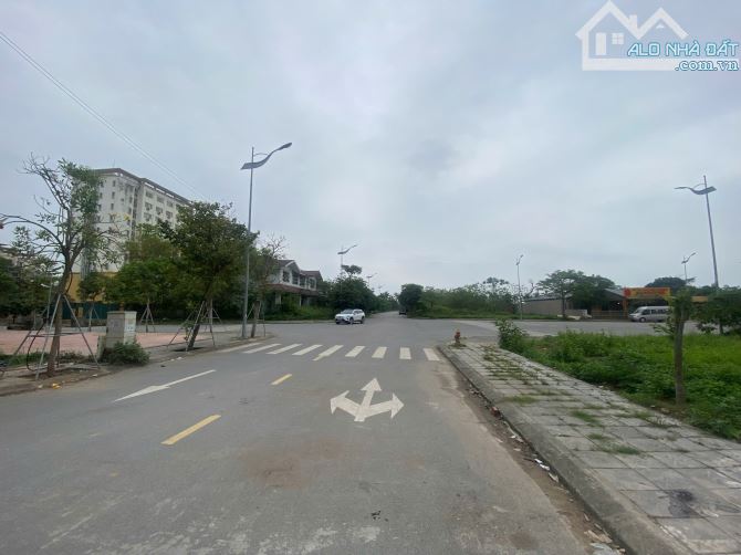 BÁN ĐẤT THUẬN THÀNH, LÔ GÓC, OTO ĐỖ CỬA MẶT TIỀN 8M