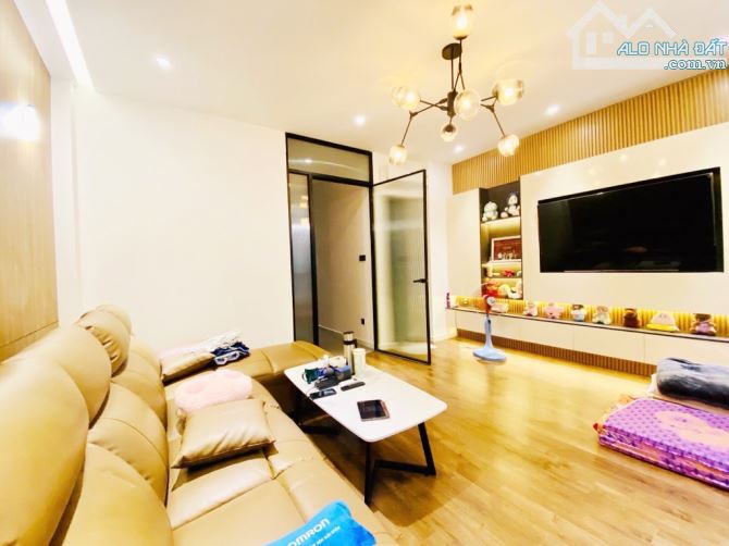 XE HƠI NGỦ TRONG NHÀ - GẦN SÂN BAY GA T3 - ĐƯỜNG C1 - NGANG 5M - NHÀ CÓ THANG MÁY - 90M2 -