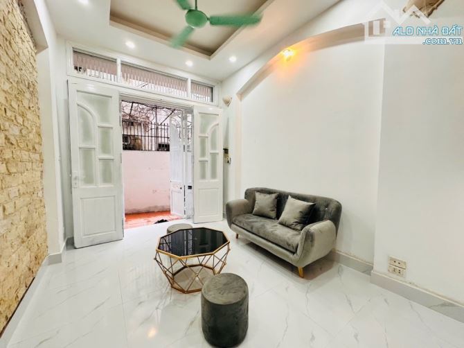 Lạc Long Quân, 35m2 nhỉnh 7 tỷ, dân xây, ngõ thông, gần ô tô , full nội thất, sát hồ Tây
