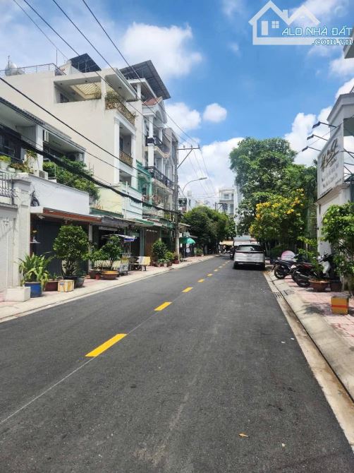 Bán nhà ( 4 X 18 ) CXPLD Bình Phú, 4 tầng mới ở ngay đường 12m khu đồng bộ chỉ 11,9 tỷ.