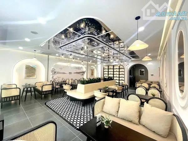 Cho thuê QUÁN CAFE MT Lê Thị Hồng Gấm, Q1. Dt: 6,5x16M, Kc: trệt 2 lầu. Gía: 90tr - 1