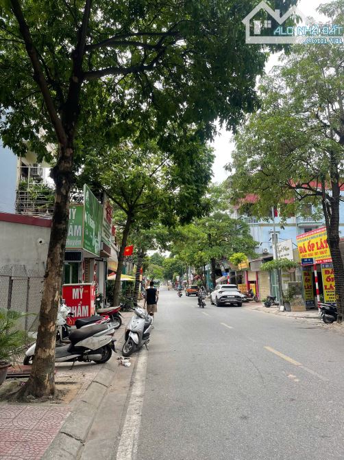 Đất đẹp kinh doanh đỉnh Phố Hoàng Thế Thiện Sài Đồng DT 101m2 . Giá 300 triệu / m2 - 1