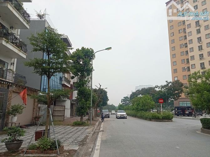 Bán Đất P/lô ĐG TT Giang Biên, vỉa hè ô tô tránh, kinh doanh, 100m, MT 5m, nhỉnh 23 tỷ - 1