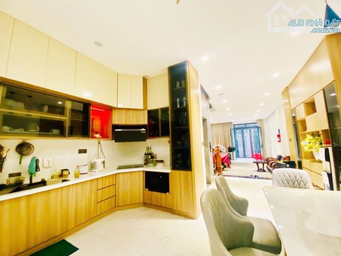 XE HƠI NGỦ TRONG NHÀ - GẦN SÂN BAY GA T3 - ĐƯỜNG C1 - NGANG 5M - NHÀ CÓ THANG MÁY - 90M2 - - 1