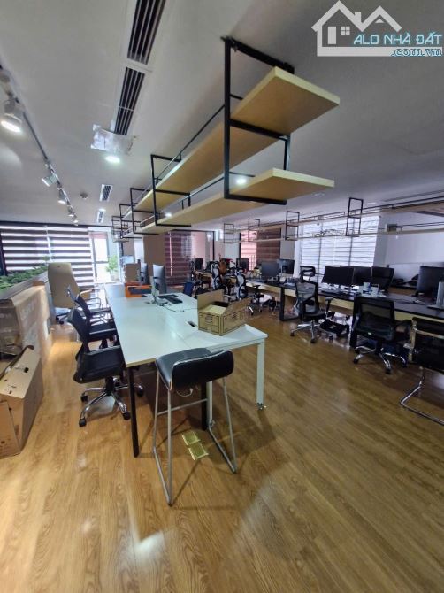 PENHOUSE DUPLEX 2 TẦNG - 350M2 - VỊ TRÍ VÀNG - TÒA MẶT ĐƯỜNG LÁNG HẠ - CHỈ 95TR/M2 - 2