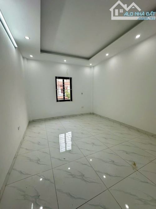 Nhà 3 tầng 45m2, , ô tô đỗ cửa, gần cầu Hưng Đạo, 1km ra ủy ban Đông La, giá 3,65 tỷ - 2