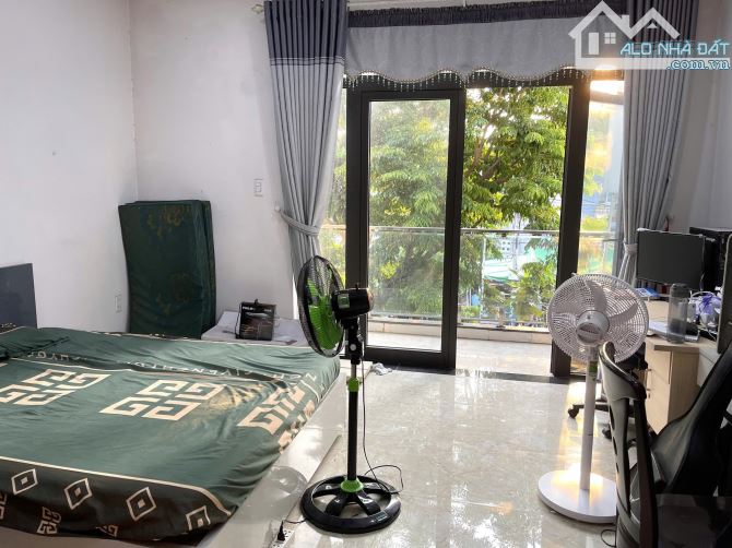 SIÊU PHẨM NHÀ 3 TẦNG MÊ LỆCH – NỘI THẤT SANG – GẦN LÔ GÓC – MẶT TIỀN 10.5M TRUNG TÂM - 2