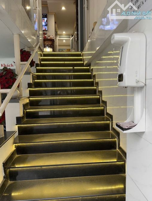 Bán khách sạn khu Vip Phan Xích Long doanh thu 160tr/1 tháng - 2
