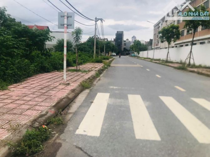 BÁN 82 m² ĐẤT  ĐẤU GIÁ  LIÊN NINH-THANH TRÌ-P.LÔ ÔTÔ TRÁNH VỈA HÈ K-DOANH CHỈ 10.5 TỶ - 2