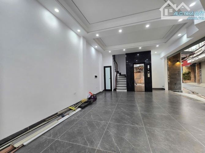 Bán nhà 7 tầng Nguyễn Văn Cừ gara oto, thang máy, full nội thất, 12.9 tỷ - 2