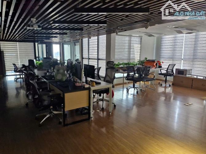 PENHOUSE DUPLEX 2 TẦNG - 350M2 - VỊ TRÍ VÀNG - TÒA MẶT ĐƯỜNG LÁNG HẠ - CHỈ 95TR/M2 - 3