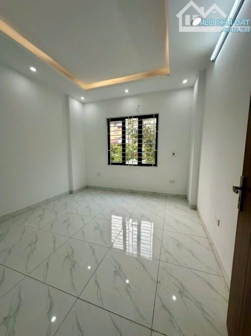 Nhà 3 tầng 45m2, , ô tô đỗ cửa, gần cầu Hưng Đạo, 1km ra ủy ban Đông La, giá 3,65 tỷ - 3