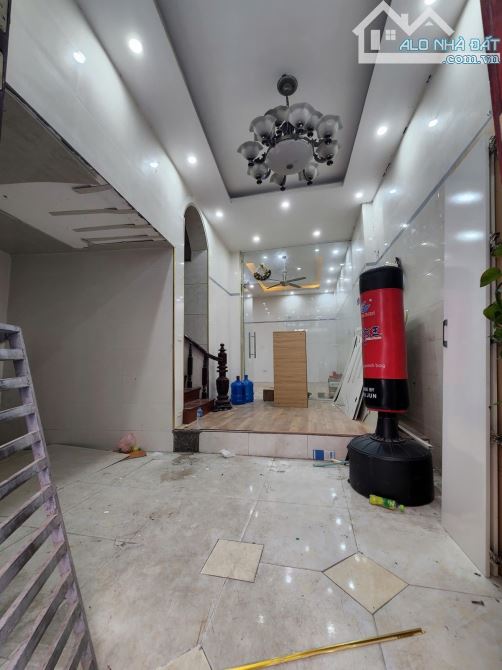 Bán nhà 4 tầng 58m2, mt 4.6m lô góc ở ngõ Ô-to 190 Nguyễn Trãi, 14.2 tỷ;LH Phú Trần - 4