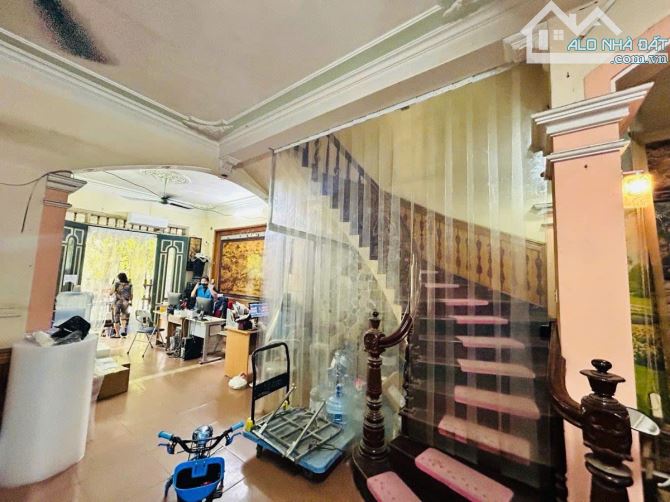 BIỆT THỰ MẶT PHỐ MẠC THÁI TÔNG - CẦU GIẤY - DT 137M2 x 4T-83 TỶ-LÔ GÓC-KD ĐỈNH CAO - 4