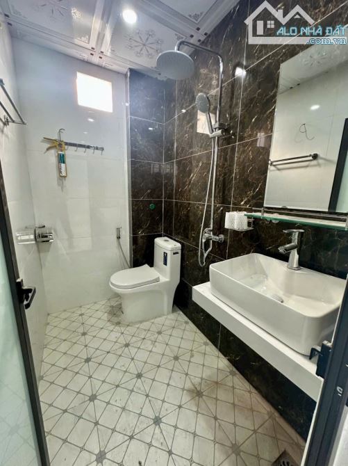 Nhà 3 tầng 45m2, , ô tô đỗ cửa, gần cầu Hưng Đạo, 1km ra ủy ban Đông La, giá 3,65 tỷ - 4