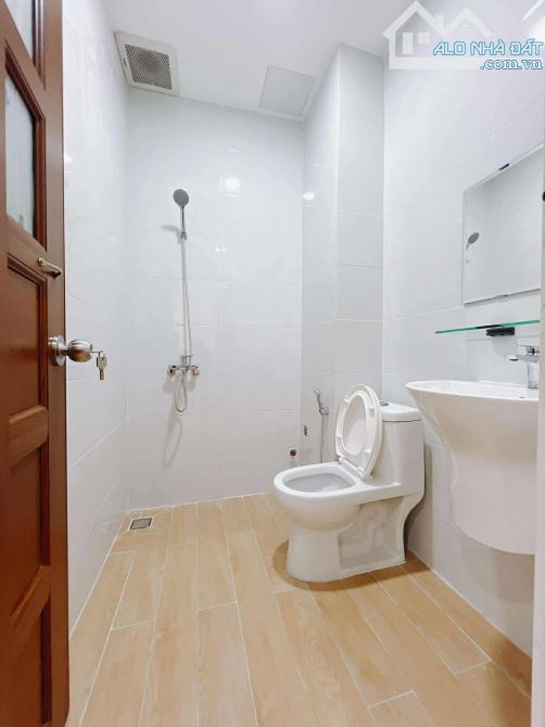 5.8 Tỷ -QUẬN 1 - TRẦN ĐÌNH XU- 5 TẦNG BTCT KIÊN CỐ - MỚI ĐẸP XÁCH VALI VÀO Ở NGAY - 5