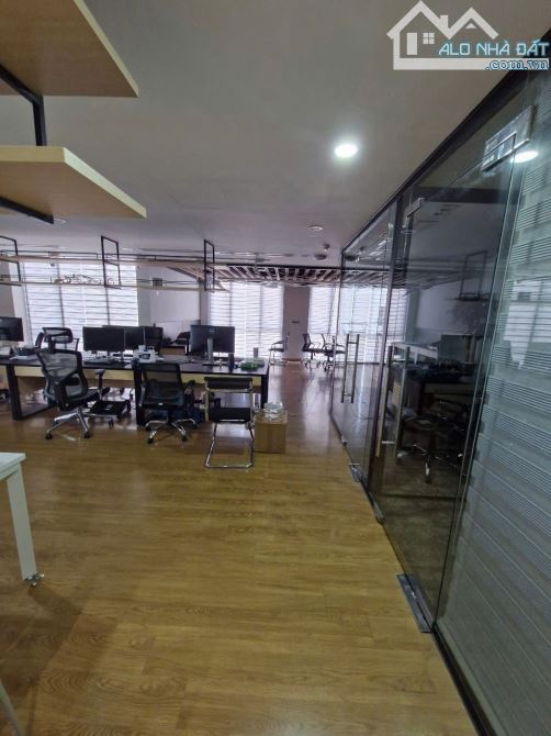 PENHOUSE DUPLEX 2 TẦNG - 350M2 - VỊ TRÍ VÀNG - TÒA MẶT ĐƯỜNG LÁNG HẠ - CHỈ 95TR/M2 - 6