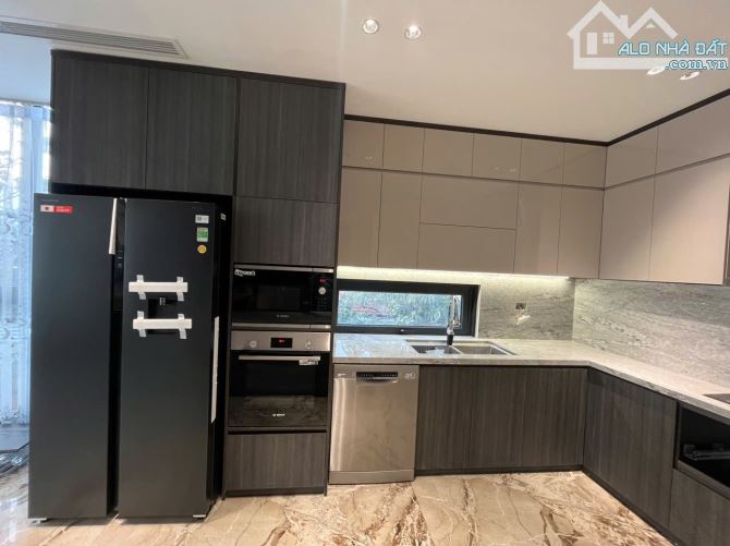 Bán nhà Ngõ 111 Lâm Hạ, 7 tầng thang máy, 2 Oto tránh view hồ, Dt 70m2 mt 5m - 6
