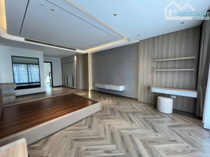 Bán nhà Ngõ 111 Lâm Hạ, 7 tầng thang máy, 2 Oto tránh view hồ, Dt 70m2 mt 5m - 7