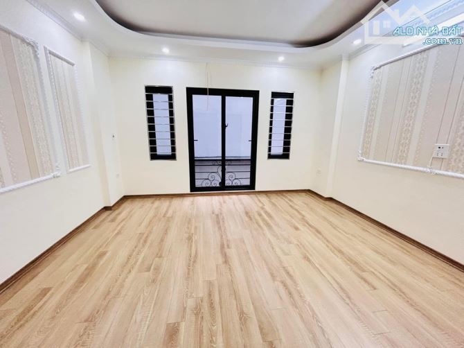 Tứ Liên: Nhà đẹp ở ngay, ngõ ô tô, thang máy - 9.5 tỷ