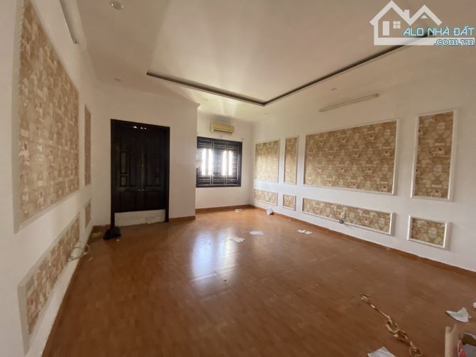 Nhà 4 tầng vị trí siêu đẹp vỉa hè rộng mặt đường Ngô Gia Tự