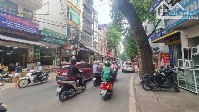 Bán nhà mặt phố đường Đê La Thành, Ba Đình, vỉa hè rộng, kinh doanh sầm uất, giá tốt