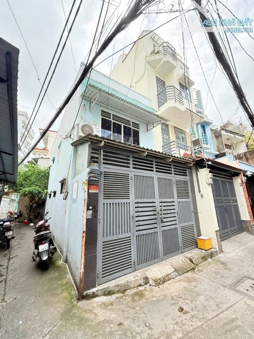 Nhà HXH Lạc Long Quân_ P8 Tân Bình. DT 53m2. 2 tầng. Ngang 4.3m dài 12.5m. Giá 5.2 tỷ.