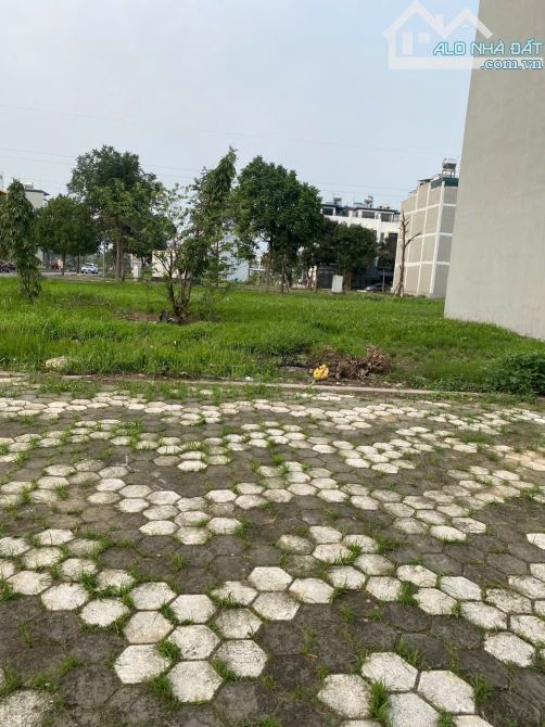 Đất đẹp đường 12m vỉa hè 5m giá rẻ khu đô thị Phố Nối House DT 75m2 . Giá 78 triệu / m2