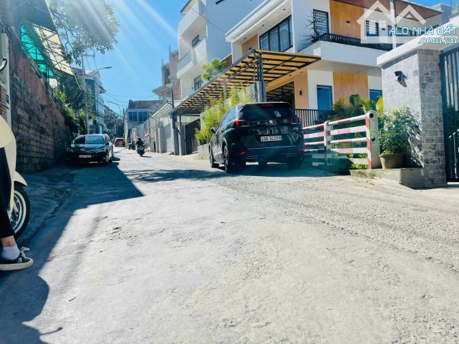 Nhà liên kế SV đường hai ô tô né nhau trung tâm P6 Đà Lạt  122m2 chỉ hơn 9 ty