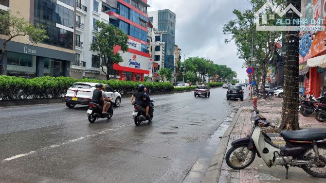 Biệt thự phố Nguyễn Văn Cừ 300m²- 4 tầng, ô tô, ngõ thông, gần cầu Chương Dương.