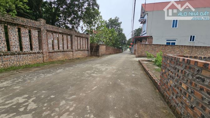 GẦN HỒ ĐỒNG QUAN - CÁCH ĐƯỜNG NỘI BÀI ĐẠI LẢI 500M - CÁCH SÂN BAY NỘI BÀI 2KM Ô TÔ ĐỖ CỬA