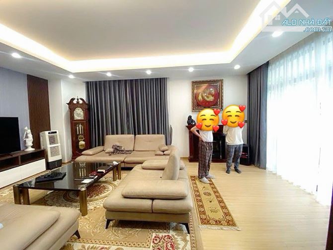 LÔ GÓC HOÀNG CẦU - DT 100M2 x 5T - MT 18M - 55 TỶ - NGÕ Ô TÔ - KHU VỰC SIÊU VIP