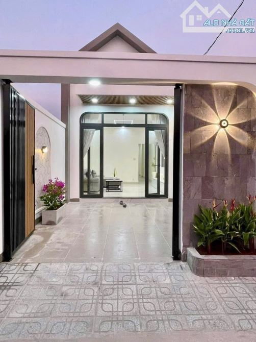 Nhà cấp 4, SHR, full nội thất, đường bê tông 5m, Tân Thạnh Đông, Chỉ 1 tỷ 200.