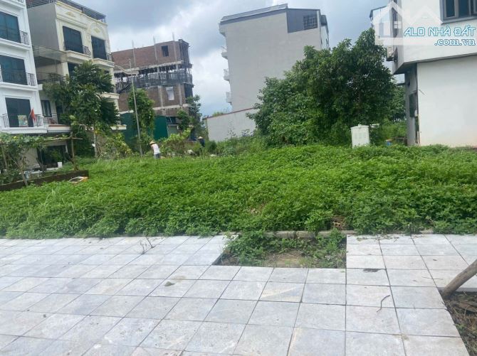 Bán đất TDC Thượng Thanh- Vỉa Hè- oto tránh đường 13m- 90m - mặt tiền 7.3m 15 ty ( TL)
