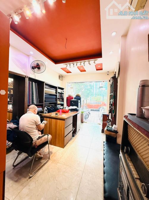 Bán nhà mặt phố Trần Đại Nghĩa,40m 5 tầng giá 17,9 tỷ,vỉa hè hai bên,kinh doanh tốt