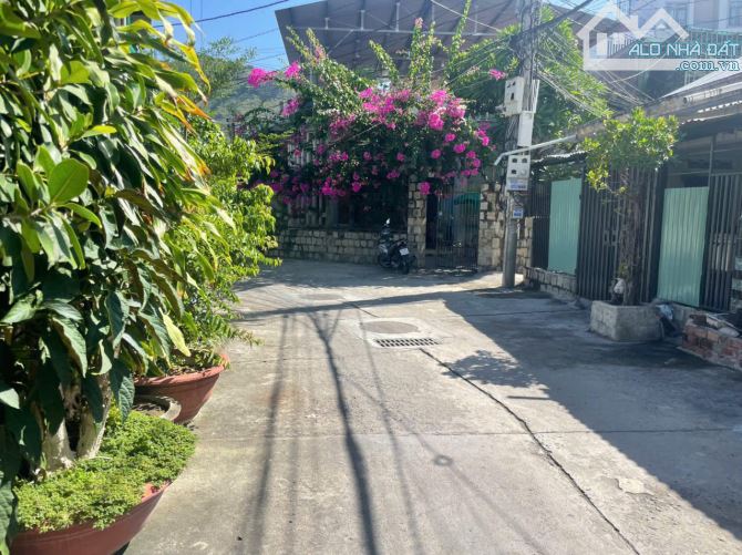 BÁN NHÀ CẤP 4 ĐƯỜNG DƯƠNG HIẾN QUYỀN BA LÀNG GẦN BIỂN  , TP NHA TRANG GIÁ 7,880 TỶ