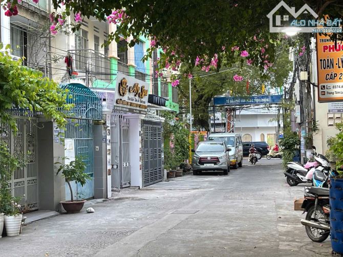 Bán đất hẻm rộng Nguyễn Thị Minh Khai, gần biển. Diện tích 200m2 ngang 7m. Giá chỉ 21 tỷ