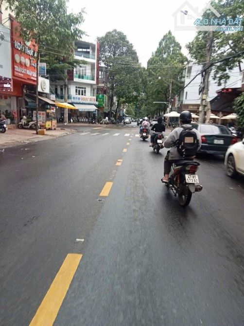 BÁN NHÀ CẤP 4 CŨ MẶT TIỀN TRẦN PHÚ (GẦN TRẦN BÌNH TRỌNG). DT:4,3x14M. GIÁ: 7,9 TỶ