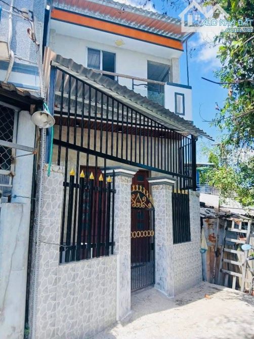 Nhà 1 Lầu 2 Mặt Tiền Đường Trước Sau. Ngay Thị Trấn Cần Giuộc. Sổ Hồng Riêng Giá Rẻ