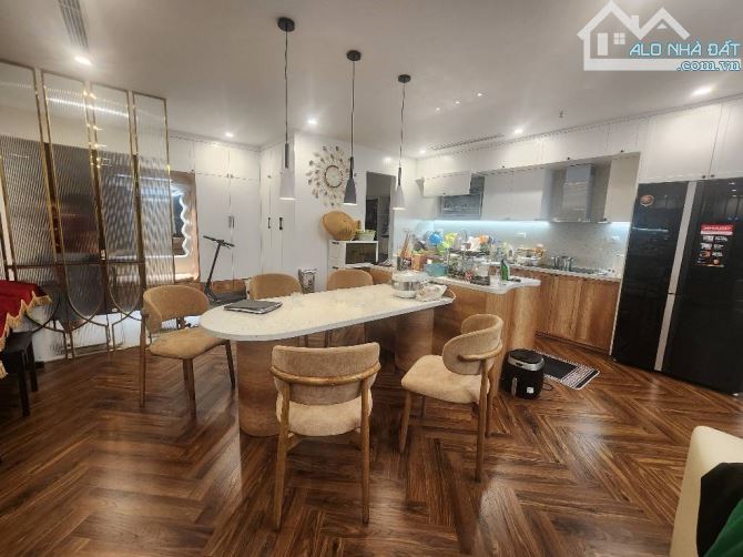 Bán căn hộ cao cấp Center Point, căn góc, mặt phố Cầu Giấy, full nội thất
