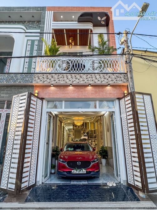 NHÀ TRỤC CHÍNH HẺM LIÊN TỔ 3-4 NGUYỄN VĂN CỪ CÓ SÂN ĐỖ Ô TÔ