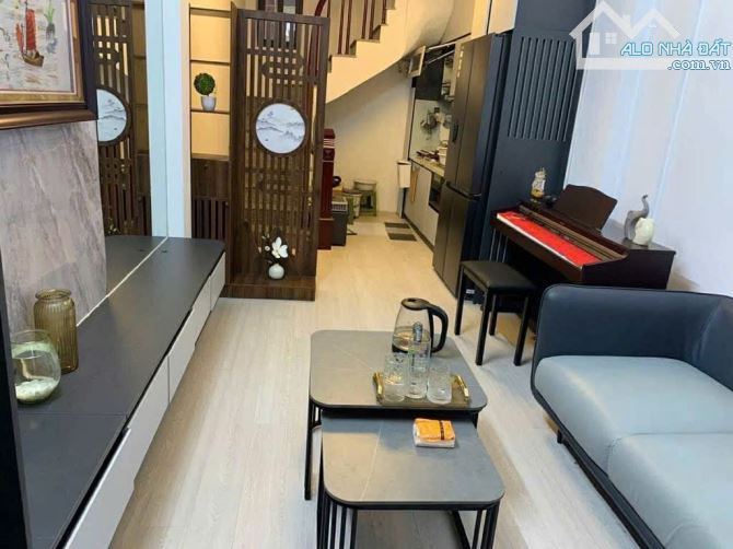 NHÀ ĐẸP DÂN XÂY 5 TẦNG - TẶNG LẠI NỘI THẤT - SỔ NỞ HẬU - DT 34M2
