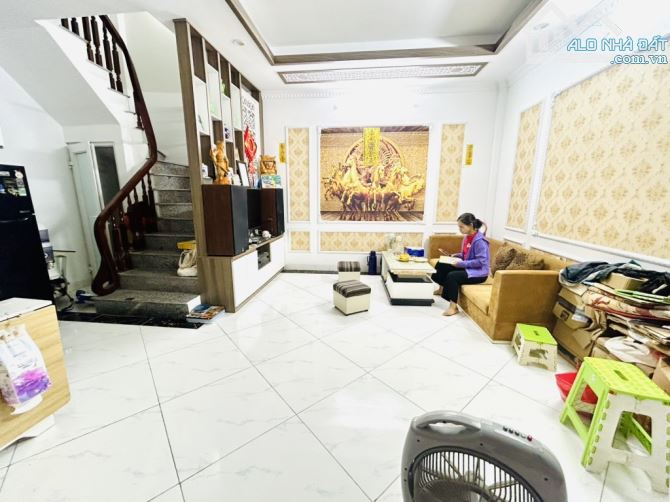 Bán nhà Gia Quất- Nhà đẹp, gần ô tô tránh- 5.x tỷ